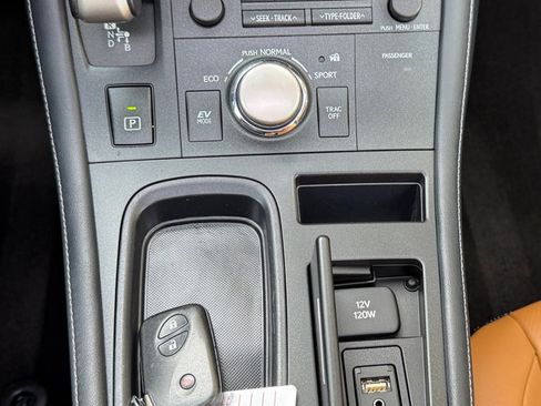 Used 2015 Lexus CT 200h image 29