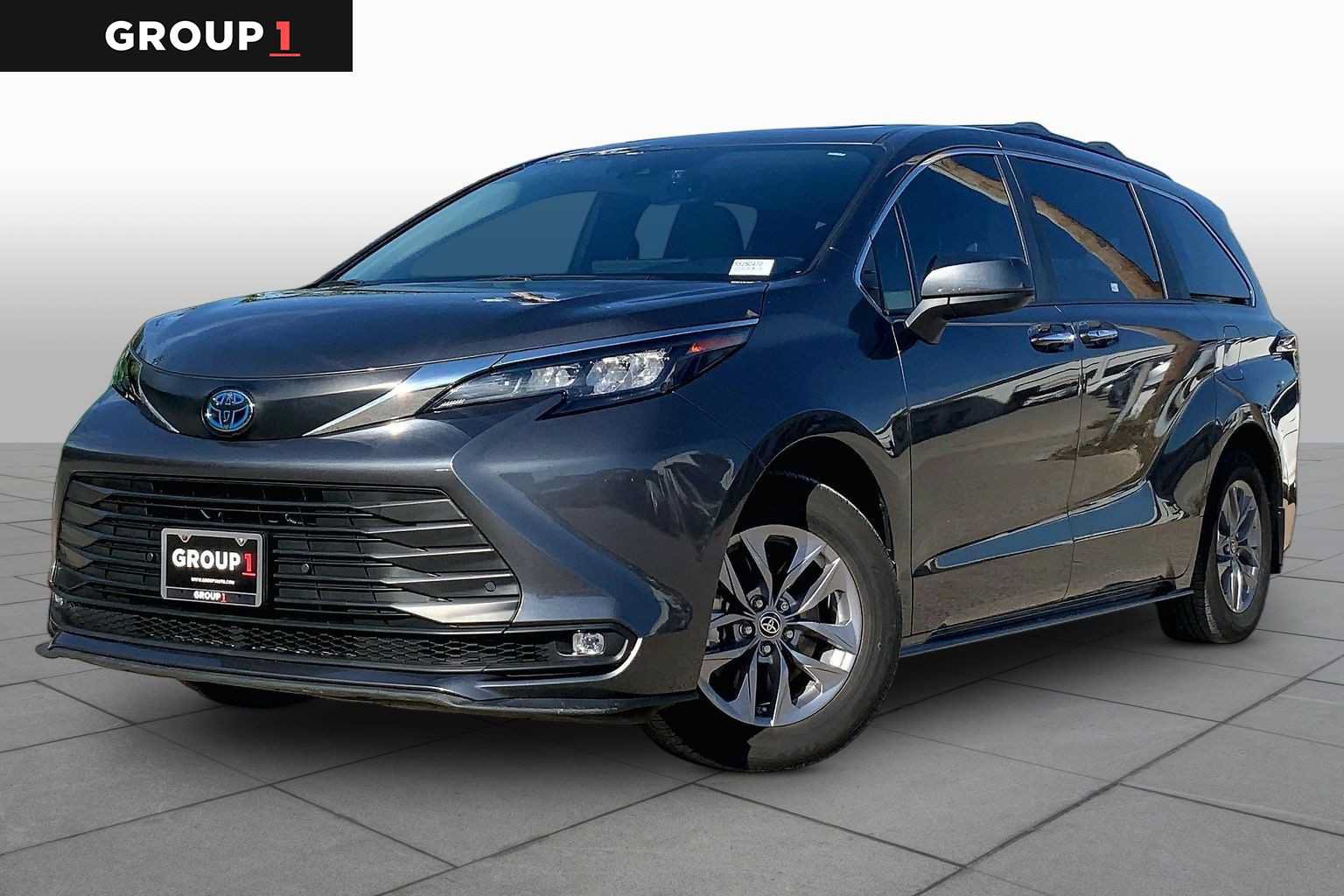Used 2025 Toyota Sienna XLE FWD image 1
