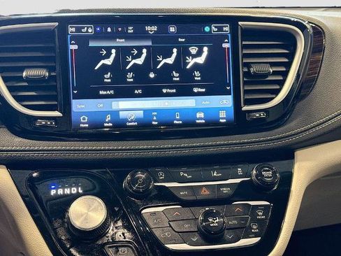 Used 2023 Chrysler Pacifica Limited image 5