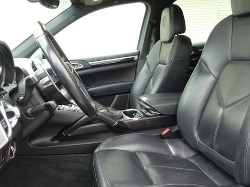 Used 2017 Porsche Cayenne Platinum Edition image 9