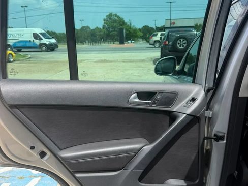 Used 2016 Volkswagen Tiguan SE FWD image 8