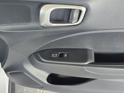 Used 2025 Hyundai Venue SE image 18