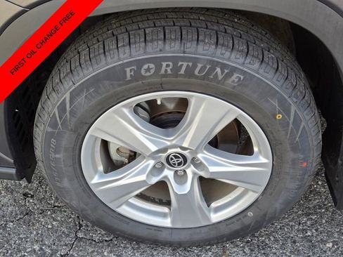 Used 2024 Toyota Highlander LE AWD/4WD image 9