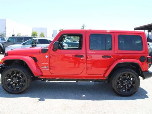 Used 2024 Jeep Wrangler Unlimited Sahara AWD/4WD image 7