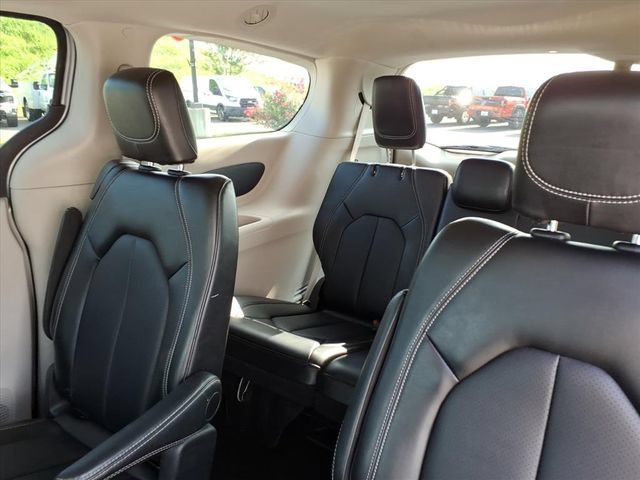 Used 2024 Chrysler Pacifica Touring-L FWD image 14