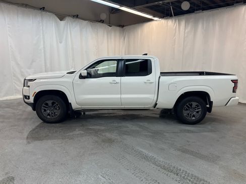 Used 2025 Nissan Frontier SV w/ SV Convenience Package image 2