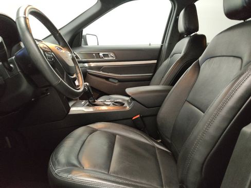 Used 2018 Ford Explorer XLT w/ Equipment Group 202A FWD image 17