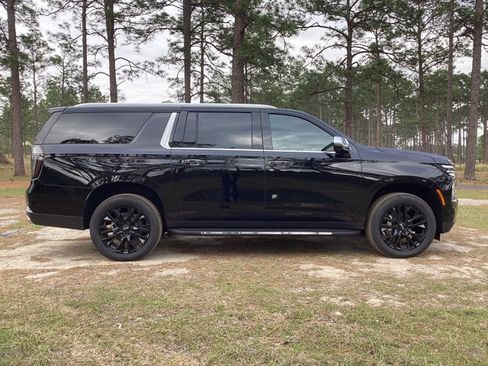 New 2025 Chevrolet Suburban Premier RWD image 5