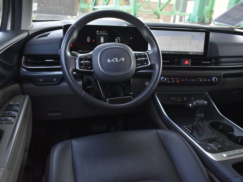 Used 2025 Kia Carnival FWD image 19