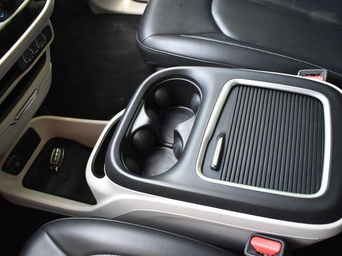 Used 2024 Chrysler Pacifica Touring-L FWD image 51