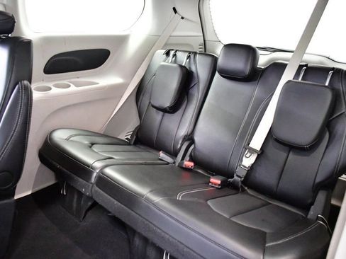 Used 2024 Chrysler Pacifica Touring-L FWD image 9