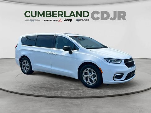 Used 2024 Chrysler Pacifica Limited FWD image 8