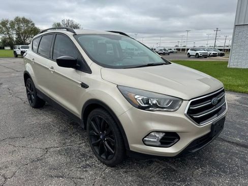 Used 2017 Ford Escape SE w/ SE Sport Appearance Package FWD image 3