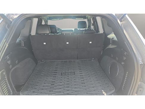 Used 2018 Jeep Grand Cherokee Altitude AWD/4WD image 9