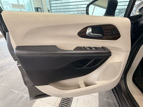 Used 2023 Chrysler Pacifica Limited image 42