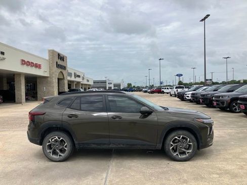 Used 2024 Chevrolet Trax LT w/ LT Convenience Package FWD image 5