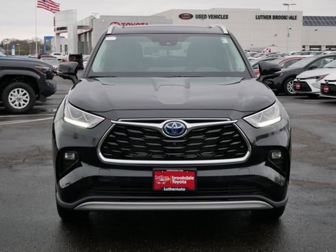Used 2024 Toyota Highlander Platinum image 2
