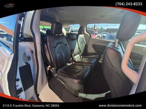 Used 2017 Chrysler Pacifica Touring-L w/ Tire & Wheel Group image 13