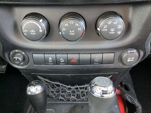 Used 2016 Jeep Wrangler Unlimited Sahara w/ Connectivity Group AWD/4WD image 12