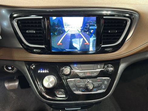 Used 2017 Chrysler Pacifica Limited w/ Tire & Wheel Group FWD image 27