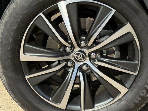 Used 2024 Toyota Venza LE image 9