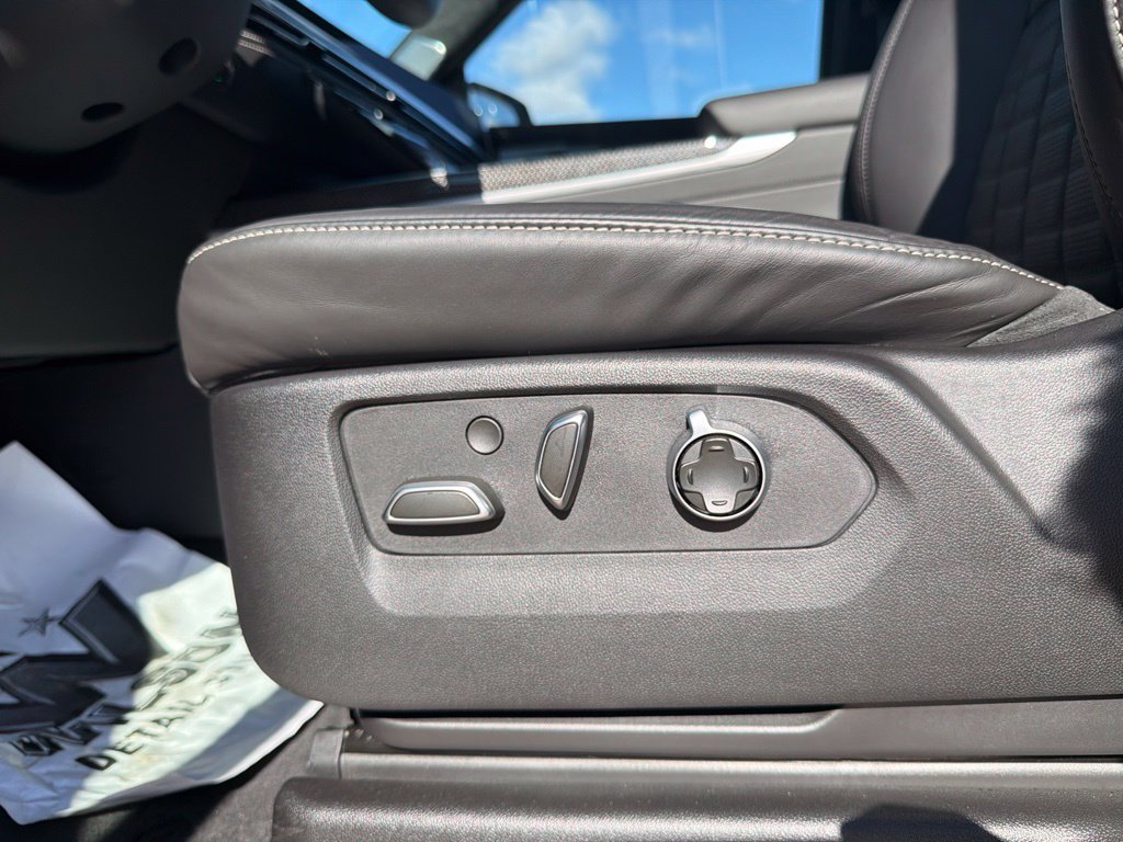 Used 2025 Cadillac Escalade ESV V w/ LPO, ONYX Package AWD/4WD image 17