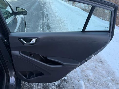 Used 2019 Hyundai Ioniq Plug-In Hybrid image 25