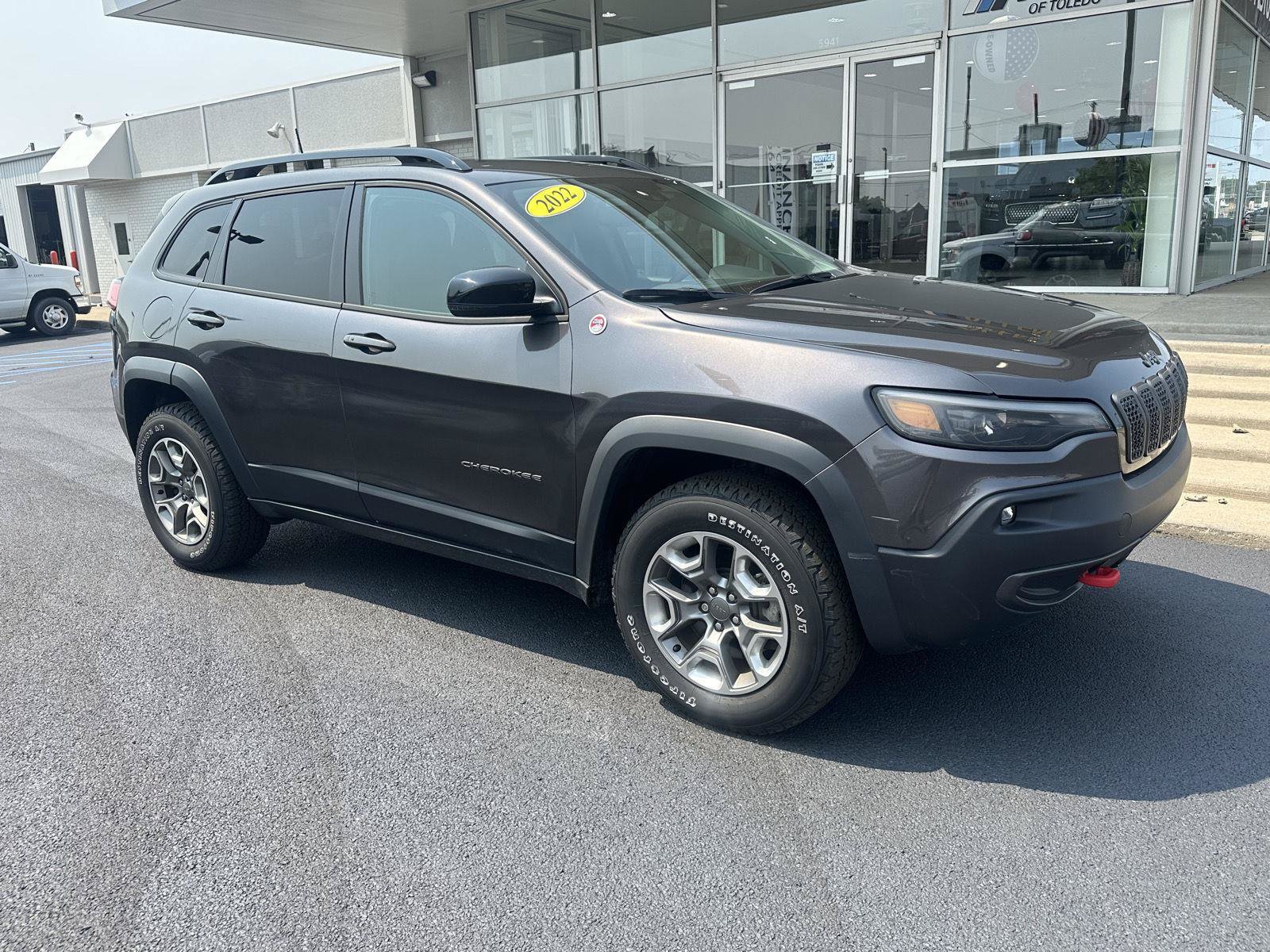 Used 2022 Jeep Cherokee Trailhawk AWD/4WD image 2