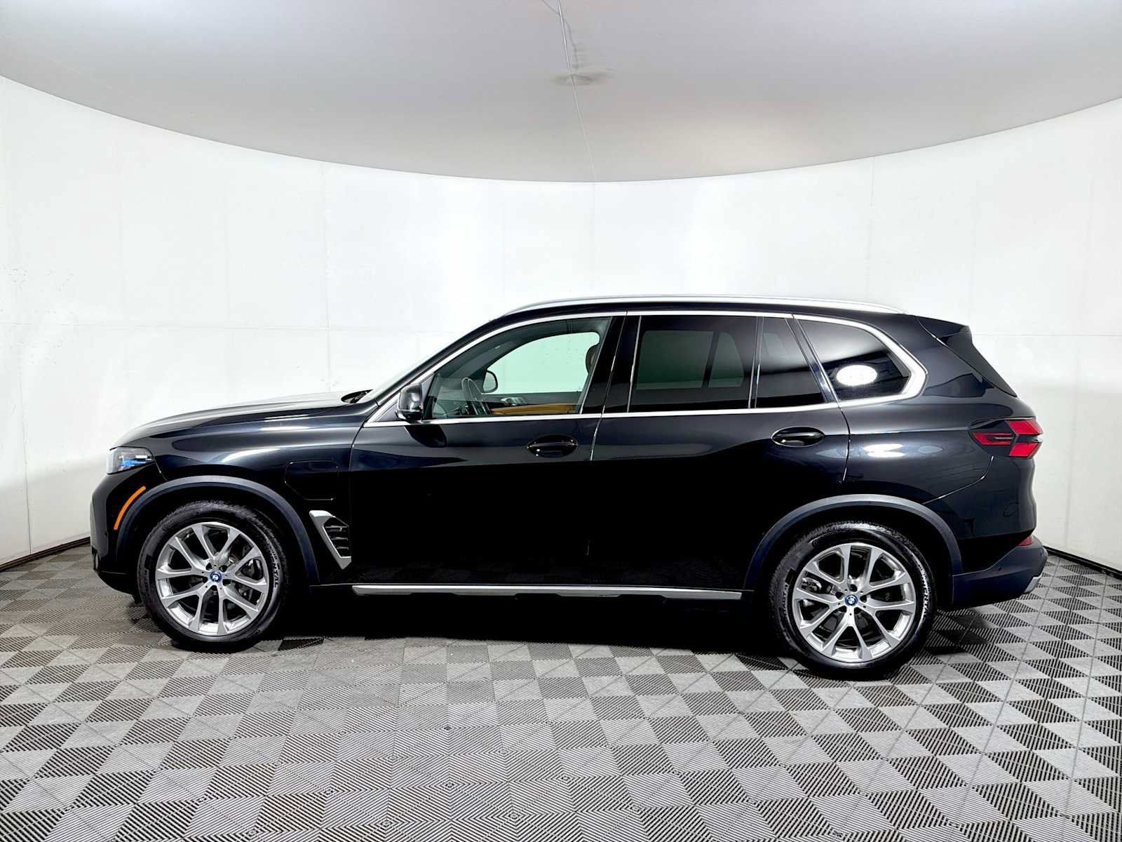 Used 2024 BMW X5 xDrive50e w/ Premium Package AWD/4WD image 4