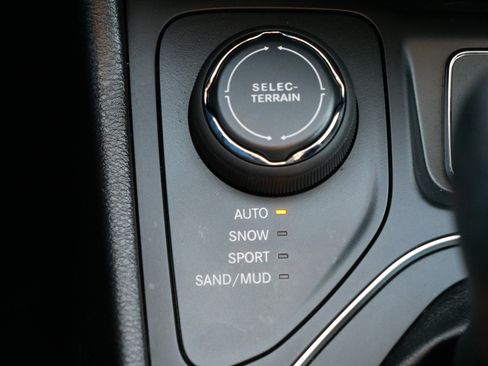 Used 2020 Jeep Cherokee Latitude w/ Cold Weather Group image 29