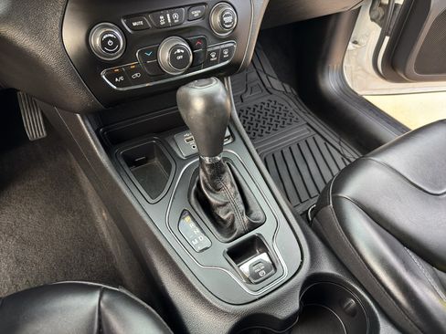 Used 2020 Jeep Cherokee Latitude Plus FWD image 19