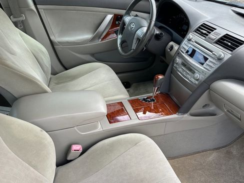 Used 2011 Toyota Camry XLE FWD image 16