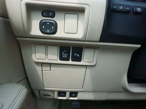 Used 2013 Lexus ES 350 w/ Luxury Pkg FWD image 4