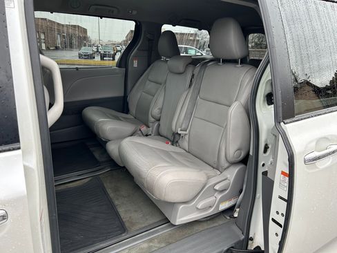 Used 2015 Toyota Sienna XLE image 22