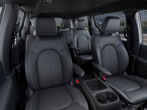 New 2026 Chrysler Pacifica Select AWD/4WD image 17