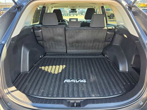 Used 2022 Toyota RAV4 LE AWD/4WD image 14