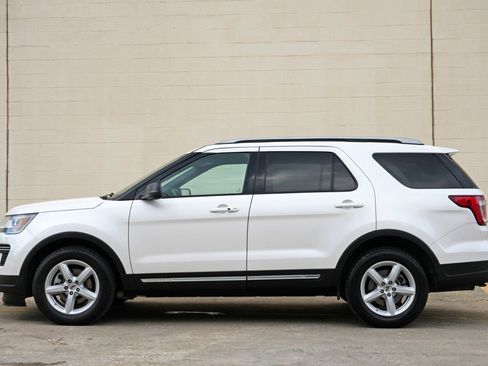Used 2019 Ford Explorer XLT FWD image 8