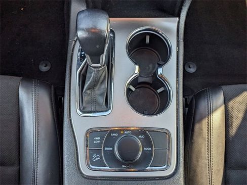 Certified 2022 Jeep Grand Cherokee Laredo X image 15