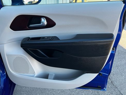 Used 2020 Chrysler Pacifica Limited image 31