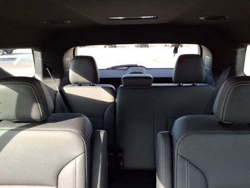 Used 2025 Chevrolet Traverse LT image 13