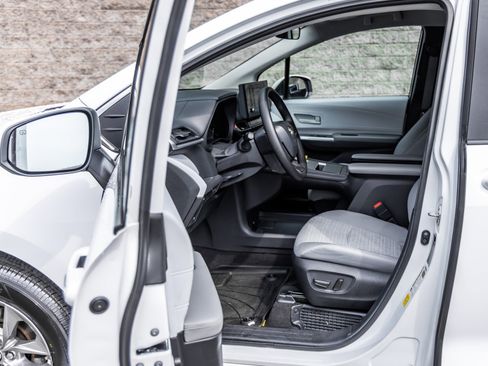 Used 2025 Toyota Sienna LE image 25