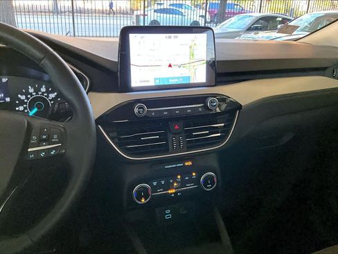 Used 2022 Ford Escape SE w/ SE Sport Appearance Package image 6