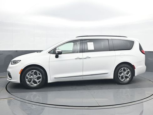 Used 2023 Chrysler Pacifica Limited image 3