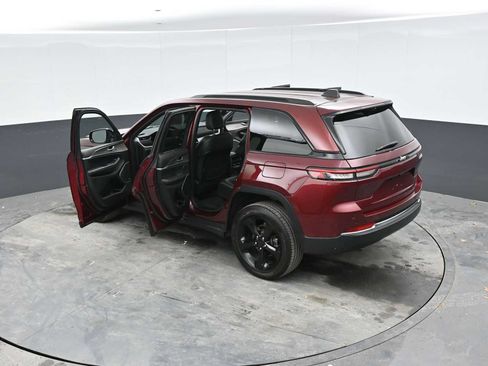 Used 2022 Jeep Grand Cherokee Altitude AWD/4WD image 53