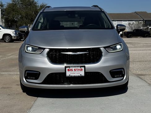Used 2023 Chrysler Pacifica Limited image 3
