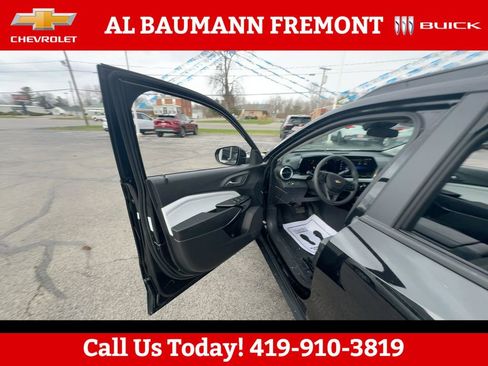 Used 2025 Chevrolet Trax LT FWD image 2