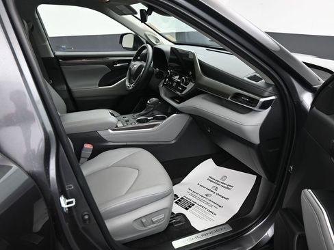 Used 2024 Toyota Highlander Limited image 12