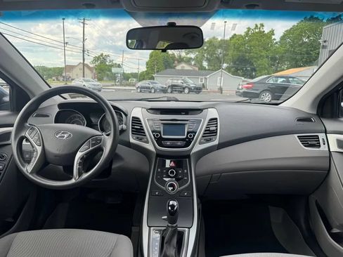 Used 2014 Hyundai Elantra SE w/ Option Group 02 FWD image 9