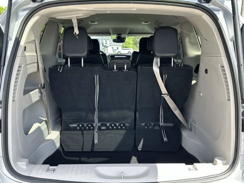 Used 2023 Chrysler Pacifica Touring-L image 17