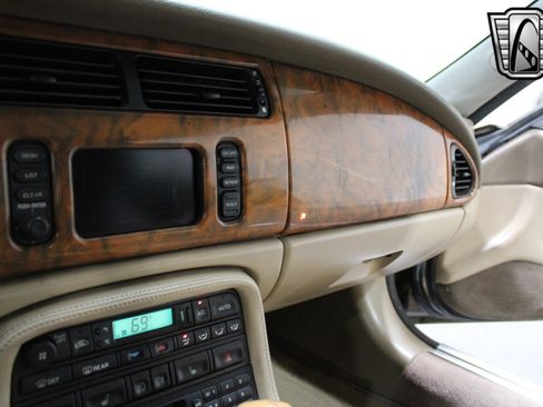 Used 2001 Jaguar XK8 Convertible image 23